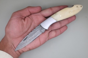 มีดพับเหล็กดามัสกัสคุณภาพสูง ใบมีดทรงดรอปพอยต์ ขอบตรง ด้ามจับทำจากกระดูก ขนาด 18 ซม. - Product Image 6