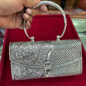 Bolso de mano antiguo de latón con intrincados diseños de caligrafía y cierre de solapa ornamentado, disponible a precios de mayorista. - Product Image 2