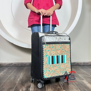 Valise de voyage élégante pour femme en cuir de vachette fleuri fait main, style western, avec fermeture éclair et roulettes - Product Image 1