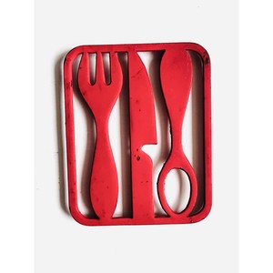 Sous-plat rectangulaire en métal rouge avec découpes pour fourchette, couteau et cuillère, design classique, surface antidérapante, réutilisable, écologique - Product Image 4