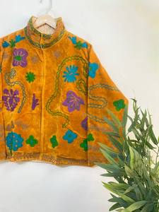 Veste en velours brodée Suzani couleur moutarde |   Manteau d'hiver floral de style indien fait main |   Vêtements d'extérieur ethniques de luxe. - Product Image 3