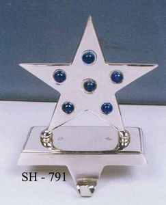 Support de chaussettes de Noël en métal aluminium, design moderne et élégant, en forme de sapin vert, écologique, pour décoration murale festive sur cheminée - Product Image 1