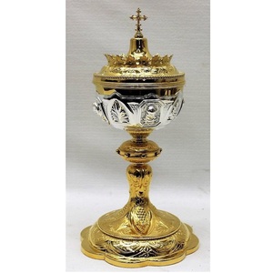 Cáliz y Ciborio de Metal con Acabado Dorado de Lujo para la Comunión y Ceremonias Eucarísticas - Product Image 5