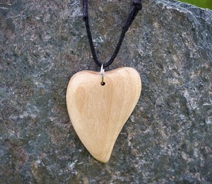 Collier avec pendentif en forme de cœur en bois, finition lisse, bois naturel couleur beige, cordon noir, bijoux - Product Image 4