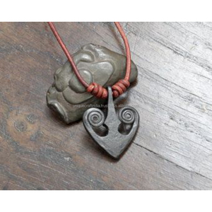 Colgante de Metal Antiguo con Forma de Hoja, Superficie Texturizada, Amuleto Totem, Joyería Gótica Renacentista, Fabricante Personalizado, Venta al Por Mayor - Product Image 1