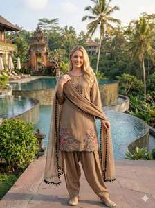 Traje con costuras de crepé y bordado de lentejuelas para la colección pakistaní e india - Product Image 5