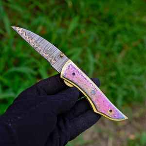 Navaja de Bolsillo Personalizada Hecha a Mano, Navaja Plegable de Acero Inoxidable 440C con Funda de Cuero Fino y Diseño Grabado en Cobre - Product Image 4