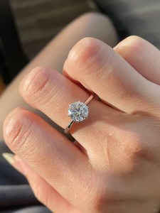 Anillo de Compromiso de Lujo Drop Halo con Moissanita en Engaste Micro Pavé, Plata 925 para Mujer - Product Image 3