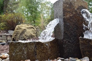 Fontaine moderne en pierre naturelle de basalte avec colonnes, ensemble de fontaines centrales avec 3 colonnes superposées pour aménagement paysager de jardin - Product Image 4