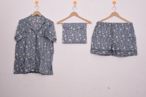 Conjunto de Camisa y Pantalones Cortos Monocromáticos Grises con Bolsa a Juego - Product Image 3