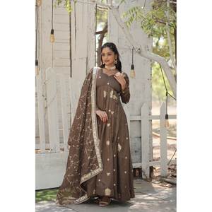 Robe de soirée brodée de paillettes riches avec un travail élégant - Product Image 4