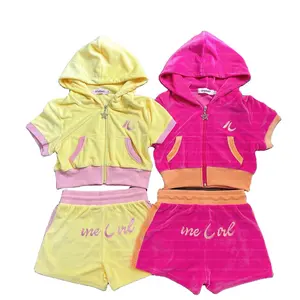 2024 ผู้ผลิตที่กําหนดเองที่กําหนดเองสุภาพสตรีกางเกงขาสั้นสองชิ้นชุดกํามะหยี่ Sweatsuits เย็บปักถักร้อย Zip Up Velour วอร์มสําหรับผู้หญิง - Product Image 1