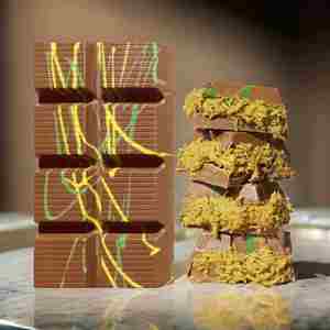 Barra de chocolate de Dubái al por mayor de fábrica: Barra de chocolate con leche rellena de crema de pistacho y knafa crujiente FIX Dessert Chocolatier - Product Image 3