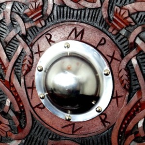 Bouclier Viking en bois artisanal de forme ronde, design nordique, pour accessoires de costume et décoration murale - Product Image 5