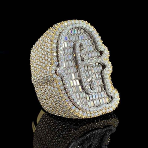 Anillo llamativo de moissanita en tono dorado, estilo Iced Out, joyería de lujo Hip Hop para hombre, regalo de moda urbana y estilo audaz. - Product Image 3