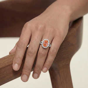 Anillos de Compromiso de Moissanita Rosa Ovalada de 6 Quilates al por Mayor con Halo de Diamantes Blancos y Joyería de Alta Gama para Minoristas - Product Image 2