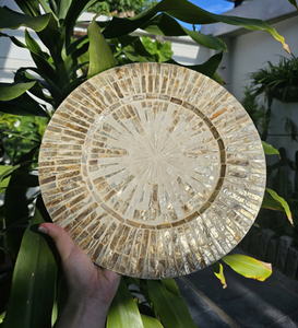 Plateau décoratif rond artisanal en nacre incrustée, motif mosaïque coquillage, base en MDF, style bohème côtier, plateau de service, plateau de présentation - Product Image 3