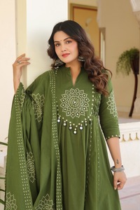 Conjunto de Traje Anarkali Bandhani de Algodón Verde Oliva Premium de 60x60 con Pantalones y Dupatta a Juego para Mujer, Ropa Festiva para Fiestas - Product Image 4