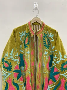 เสื้อแจ็คเก็ตกำมะหยี่ปักลายดอกไม้สีเหลืองมัสตาร์ดพรีเมียม ทรงยาวสไตล์ซูซานี คอตั้งแบบโบฮีเมียน เสื้อคลุมฤดูหนาวสำหรับผู้หญิง - Product Image 2