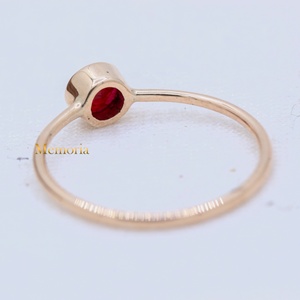 Bague solitaire minimaliste en or jaune massif 9 carats avec rubis naturel rond serti clos, bijoux fins Memoria Jewels - Product Image 2
