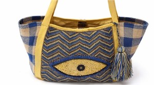 Sac fourre-tout bohème élégant avec un motif œil porte-bonheur, des perles complexes, un motif chevron et des détails en pompons. - Product Image 4