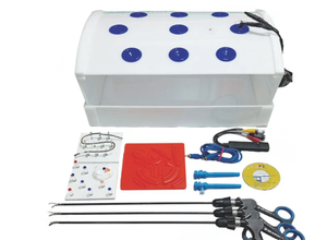 Simulador de entrenamiento laparoscópico rectangular con pinzas, tijeras y accesorios para práctica quirúrgica. - Product Image 3