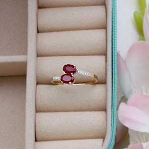 Bague Bypass à Deux Pierres en Or Jaune Massif 14K avec Rubis Naturel Oval et Diamants, Collection Memoria Jewels – Vente en Gros - Product Image 2