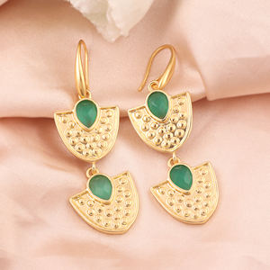 Pendientes colgantes minimalistas de ónix verde con corte de pera y doble piedra, de latón chapado en oro de 18k, joyería de diseño geométrica. - Product Image 2