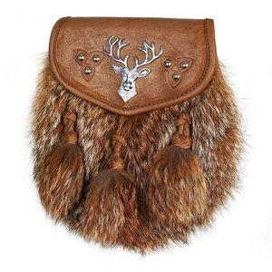 Sporran Escocés Artesanal de Cuero y Piel con Emblema de Ciervo Plateado, Accesorio para Kilt de las Tierras Altas, Diseño Tradicional Celteco - Product Image 1