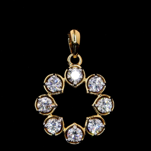 Colgante de Diamante Cultivado en Laboratorio con Halo Floral Redondo en Oro Amarillo |   Joyería Elegante para Novias y para Uso Diario - Product Image 1