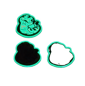 Parches personalizados de PVC que brillan en la oscuridad en 3D Parches bordados de goma suave con decoración de encaje - Product Image 1
