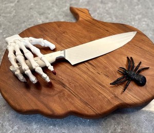 Planche à découper en bois en forme de citrouille avec décoration de main squelette et araignée, bloc de découpe de cuisine rond antidérapant - Product Image 1