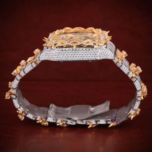 Montre-bracelet de luxe carrée sertie de diamants, avec lunette dorée ornée de motifs, cadran à chiffres romains, affichage de la date et bracelet luxueux serti de diamants. - Product Image 4