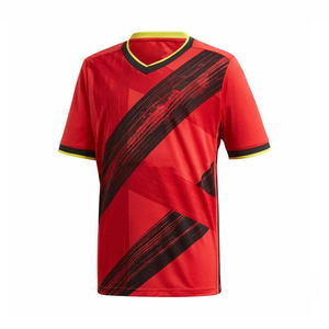 เสื้อฟุตบอลที่ผลิตจากวัสดุที่ช่วยระบายเหงื่อ ออกแบบมาเพื่อช่วยให้นักเตะรู้สึกเย็นสบายและแห้งขณะแข่งขันฟุตบอลอย่างหนัก - Product Image 1