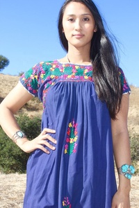 Robe décontractée vintage bleu roi brodée à la main style Oaxacan, broderie florale colorée, 100% coton, écologique, coupe trapèze, longueur genou - Product Image 3