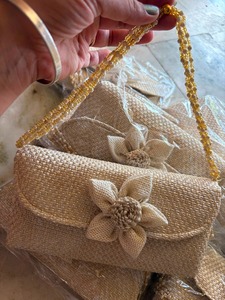 En stock : Pochette en jute faite main pour femme avec anse en perles, motif floral, sac à bandoulière élégant pour soirée et fête - Product Image 2