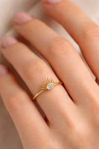 แหวนเพชรทรงกลมประดับเพชรแบบมินิมอลลายซันเบิร์สต์ทองคำแท้ 14K สำหรับผู้หญิง - Product Image 5