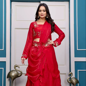 Conjunto de Lehenga Bordado a la Moda con Cinturón de Diseñador y Blusa de Manga Larga – Listo para Usar - Product Image 2