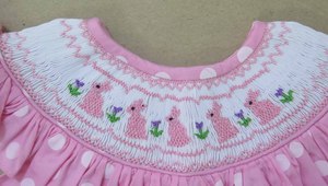 Tenue de printemps pour bébé en coton rose à pois, avec broderie smockée à la main (motifs bulles, lapin et floral) et manches à volants - Product Image 3