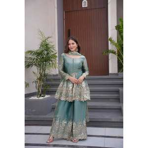 Ensemble de costume de soirée pour femmes avec broderie et paillettes, avec un véritable travail de miroir - Product Image 1