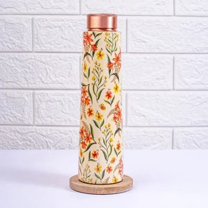 Fabricant de bouteilles d'art en cuivre doré personnalisées, exportateur en gros en Inde, 950 ml, couvercle anti-fuite, style classique, design imprimé - Product Image 5