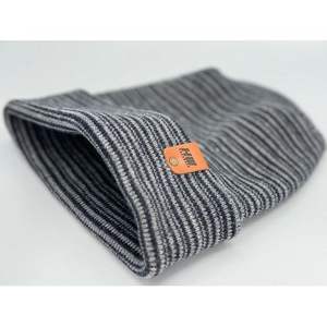 Bonnet moderne à revers contrastés en tricot Theta, fabriqué aux États-Unis, design breveté - Gris/Bleu pour les accessoires de sports d'hiver - Product Image 2
