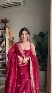 Nuevo Traje Sharara de Diseñador con Bordados Pesados y Lentejuelas, Colección para Fiestas de Diwali, Sin Arrugas - Product Image 2