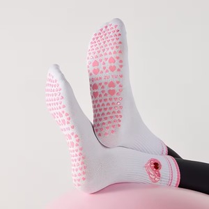 Chaussettes courtes blanches personnalisées avec logo pour femme, broderie cœur rose, antidérapantes en coton pour yoga, pilates, reformer et studio - Product Image 3