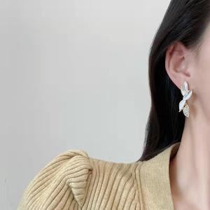 Boucles d'oreilles en feuille plaquées or rose avec accents de perles et cristaux, unisexes, certifiées IGI, bijoux de luxe pour anniversaire, fiançailles, usage quotidien - Product Image 3