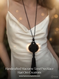 Collier en macramé fait main avec pendentif coquillage noir et long pompon, bijoux bohèmes minimalistes - Product Image 3