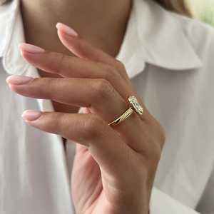 Bague de fiançailles unique avec diamant de laboratoire en forme de cœur de 2 carats, sertie dans un serti clos, or jaune 14 carats massif, certifiée IGI - Product Image 4