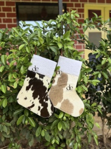 Chaussette de Noël en cuir de vachette au design unique pour la famille, à suspendre au sapin ou au foyer, et sac cadeau pour décoration de fête - Product Image 5