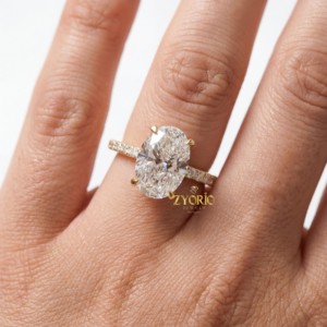 Bague de fiançailles élégante en or jaune 14 carats massif avec diamant ovale de laboratoire, style pavé, pour femme, idéale pour mariage, fête ou demande en mariage - Product Image 1