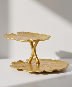 Soporte de Pastel Asimétrico de 2 Niveles de Metal Dorado Premium, Forma de Hoja de Loto, Base Botánica Cruzada, Plato para Servir Pasteles y Cupcakes - Product Image 1